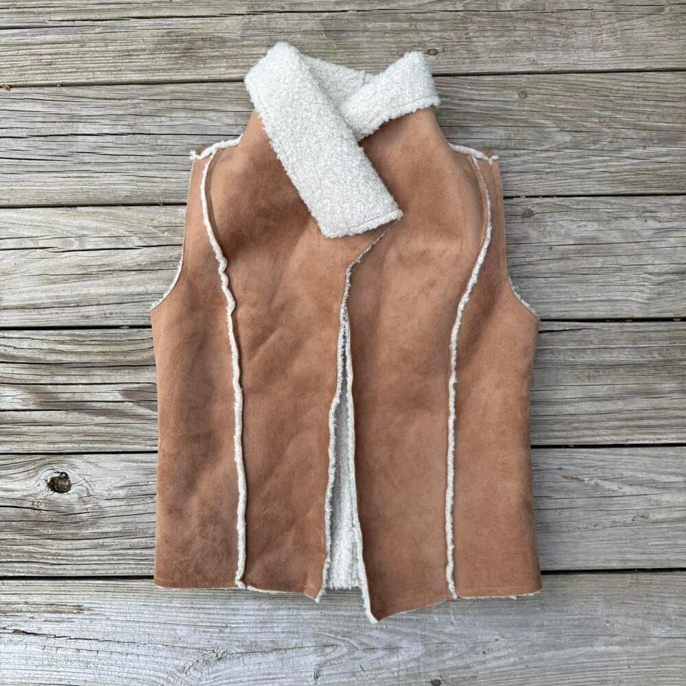 Old Navy Women’s Sherpa Lined Faux Suede Vest–Size XS/S–Tan & Cream Winter Layer